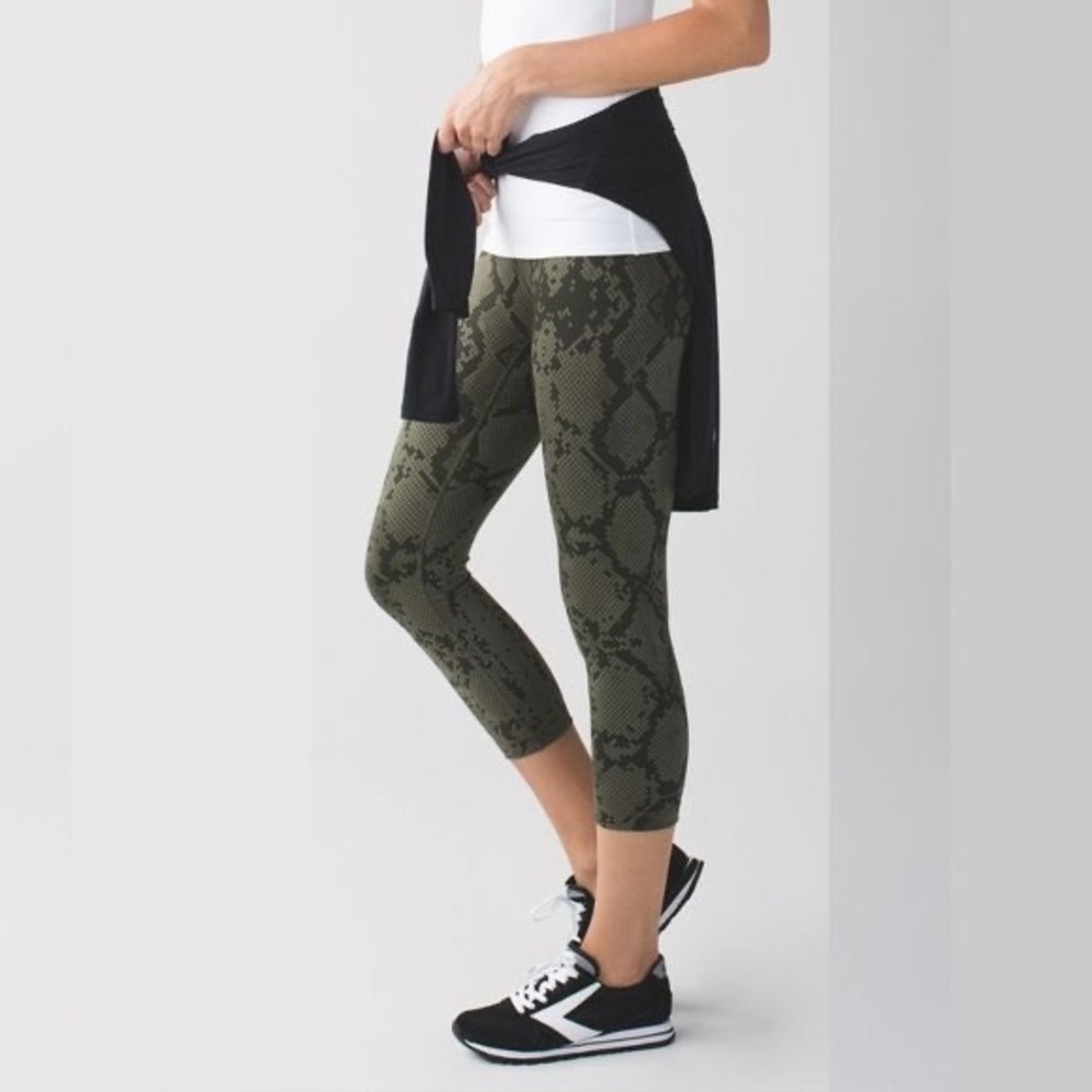 Lululemon Ziggy Snake Fatigue Green Army Gator Crop Leggings Women's Size 6